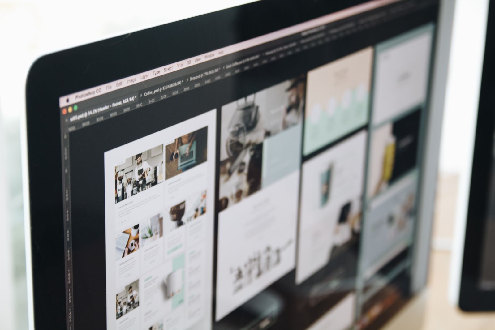Bildschirm mit Layouts mehrerer Webseiten
